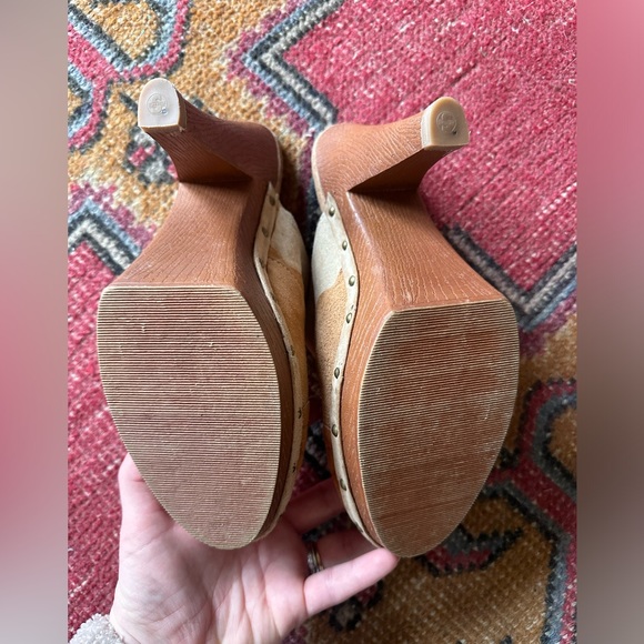 Chinese Laundry Colorblock Suede Heeled Clogs - Picture 4 of 7